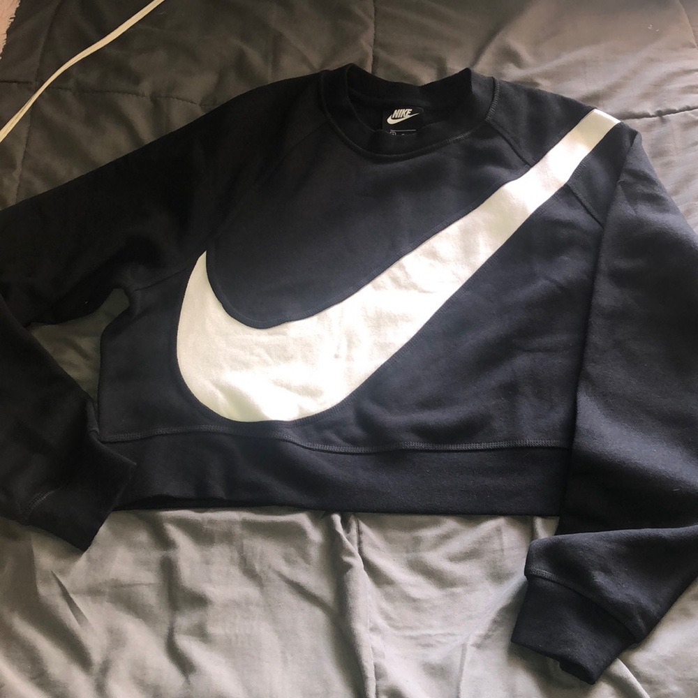 Nike cropped black and white sweatshirt